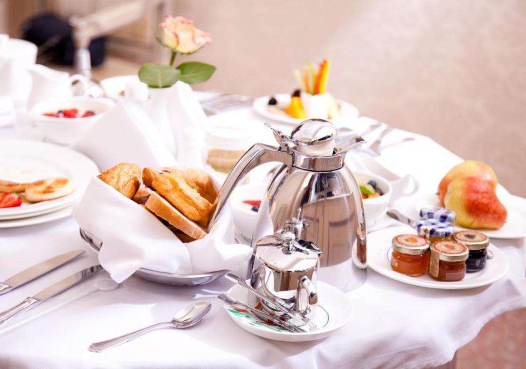 Anjum Makkah Hotel Mekka Kültér fotó Breakfast at the Ritz